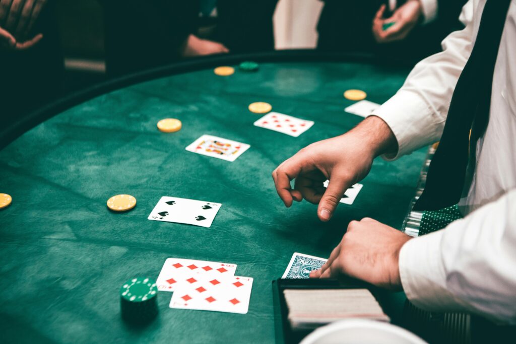 Blackjack Dealer teilt Karten aus