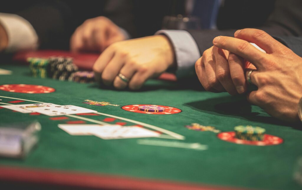 Blackjack Spieler am Casino-Tisch