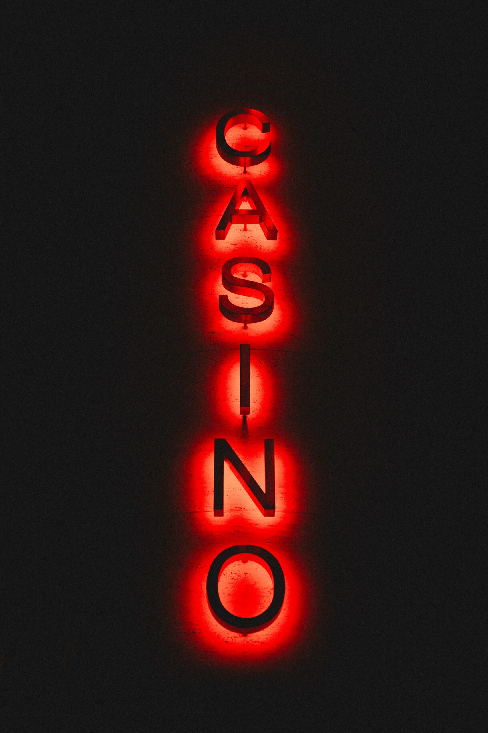 Rotes Casino-Neonschild in der Dunkelheit