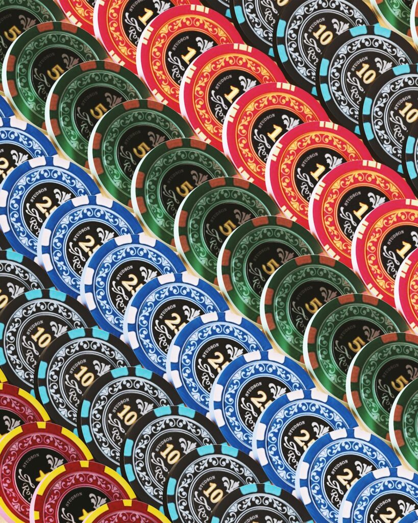 Casino Chips auf gruenem Filz - Casino Bonus richtig nutzen