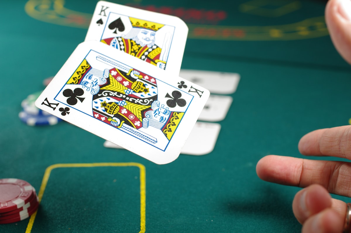 Spielkarten und Pokerchips - Was Casino-Mitarbeiter wissen