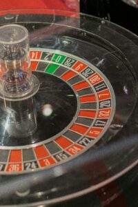 Live Casino erklärt: Echte Dealer, echte Tische – lohnt sich das?