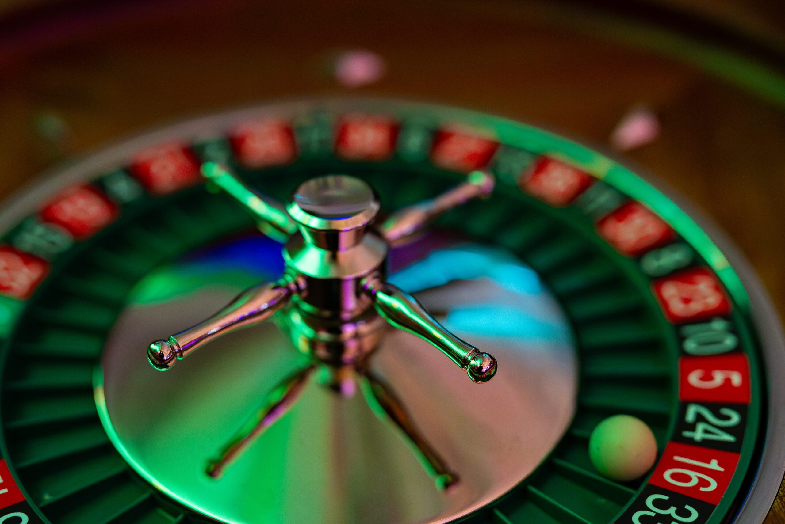 Roulette-Kessel Nahaufnahme mit Kugel