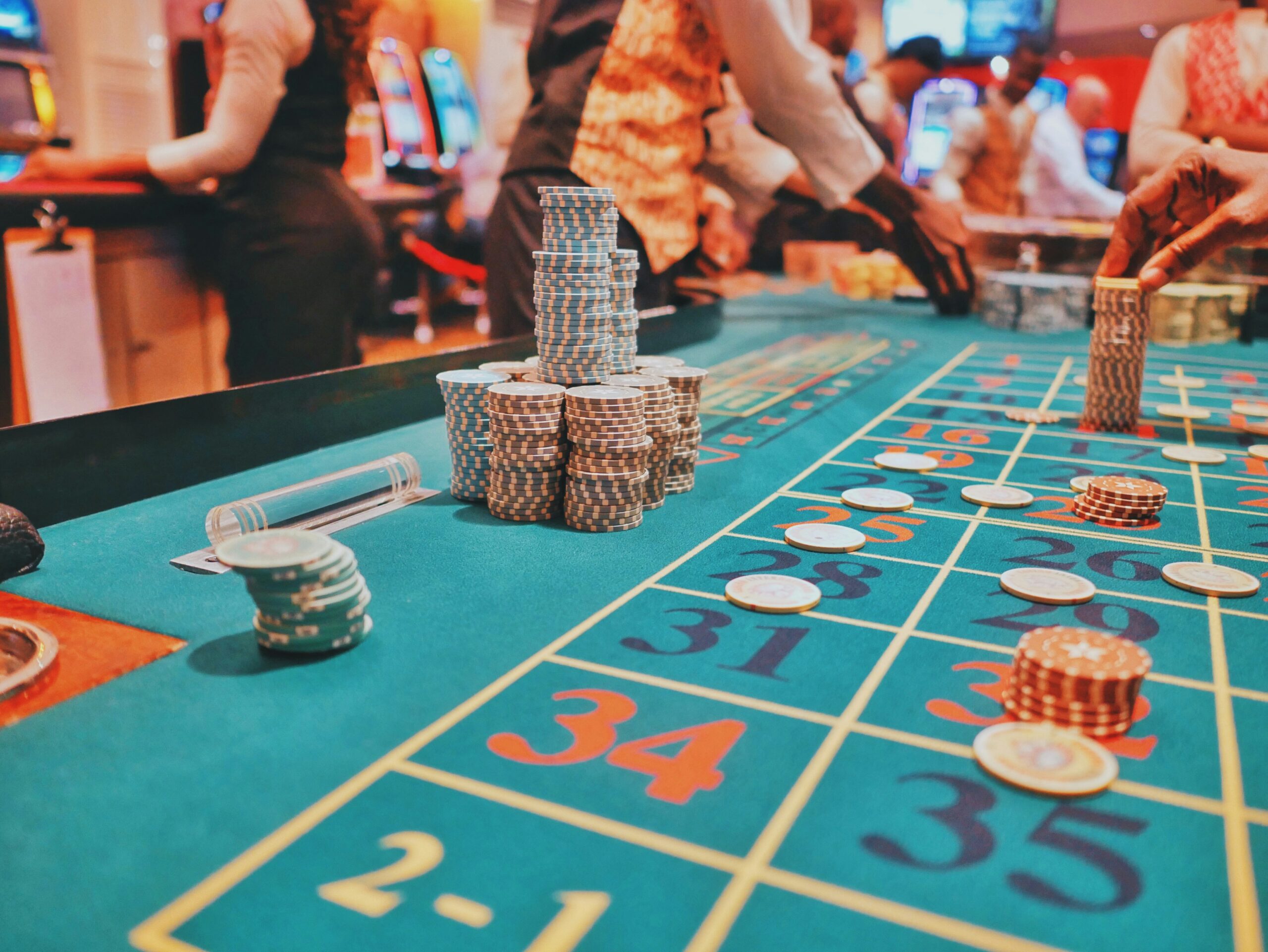 Roulette-Tisch mit Chips und Spielern im Casino
