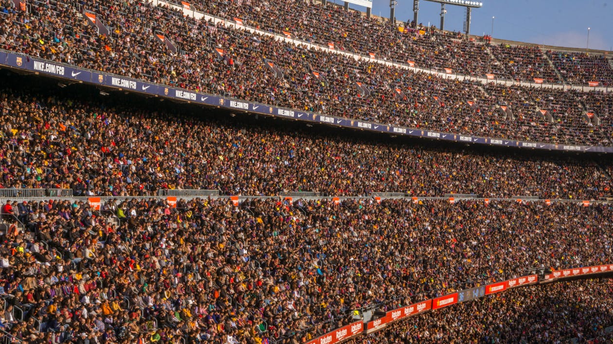 Fußball-Fans im Stadion bei Live-Atmosphäre