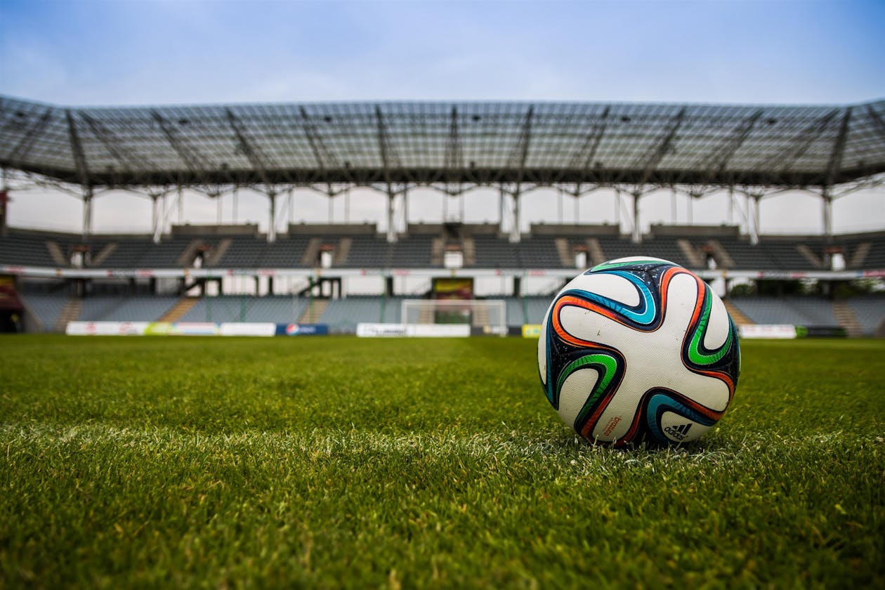Fußball auf grünem Rasen - Symbol für Einzelwetten und 1X2-Wetten bei Sportwetten