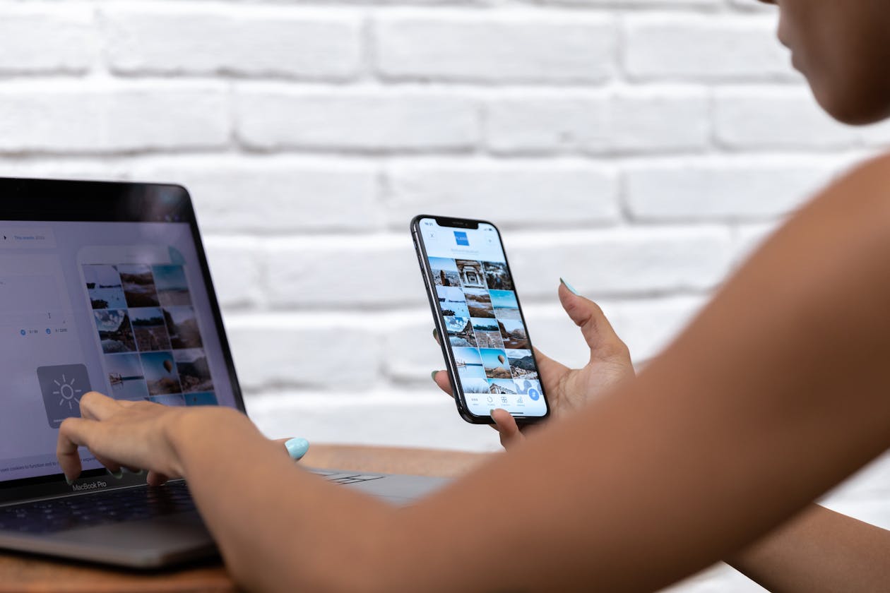 Person nutzt Laptop und Smartphone für Sportwetten Live-Streaming