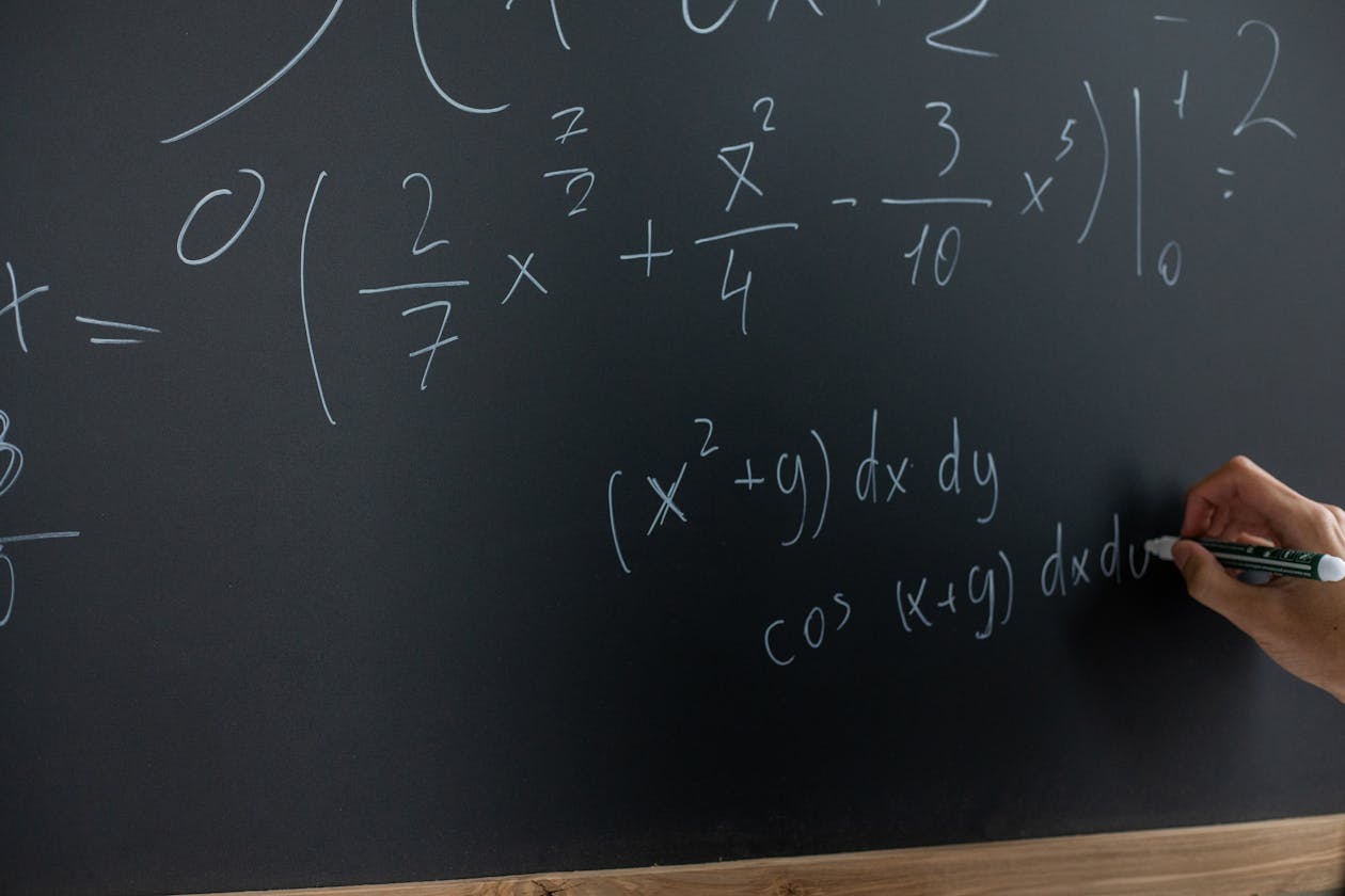 Mathematische Gleichungen an der Tafel - Kelly Criterion Formel für Sportwetten
