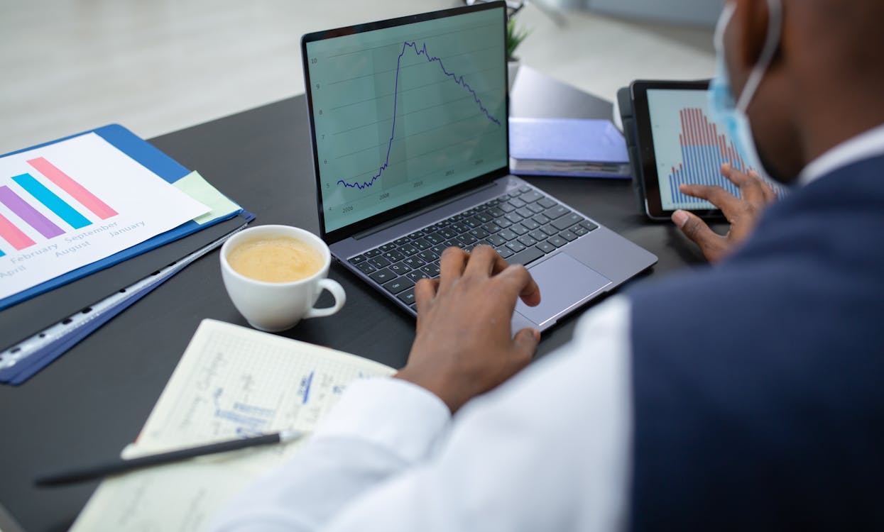 Person arbeitet am Laptop - Sportwetten Tracking und Bankroll-Dokumentation