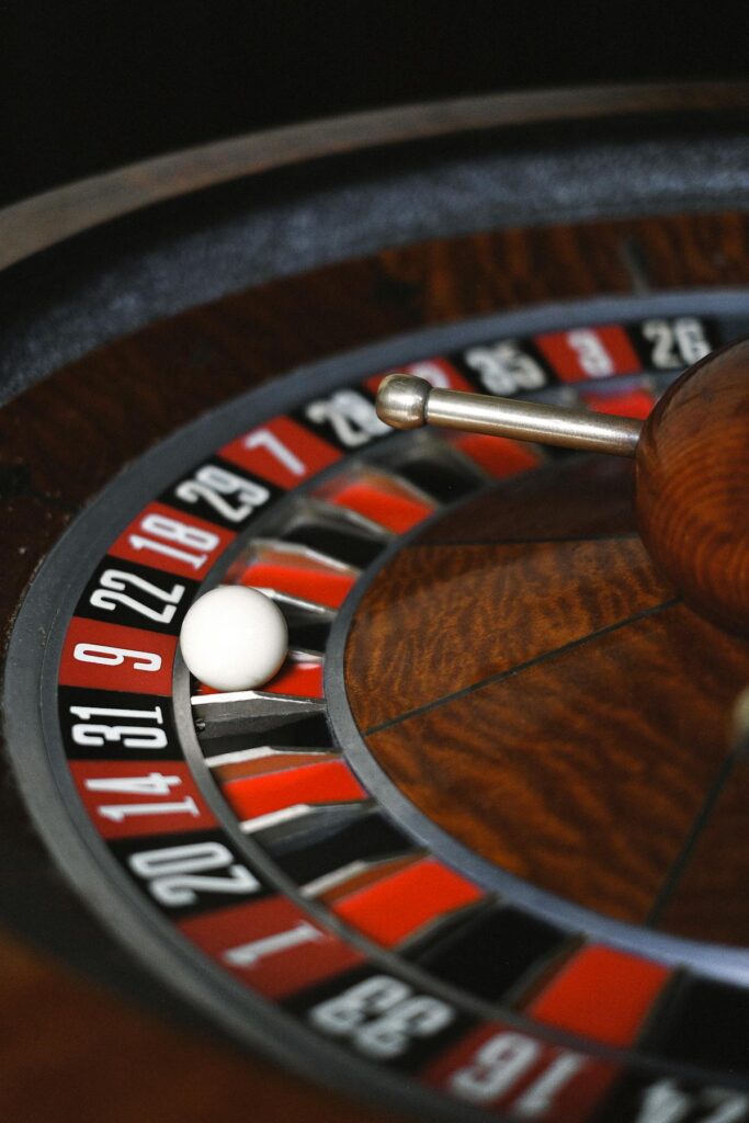 Roulette-Kugel liegt in nummeriertem Fach