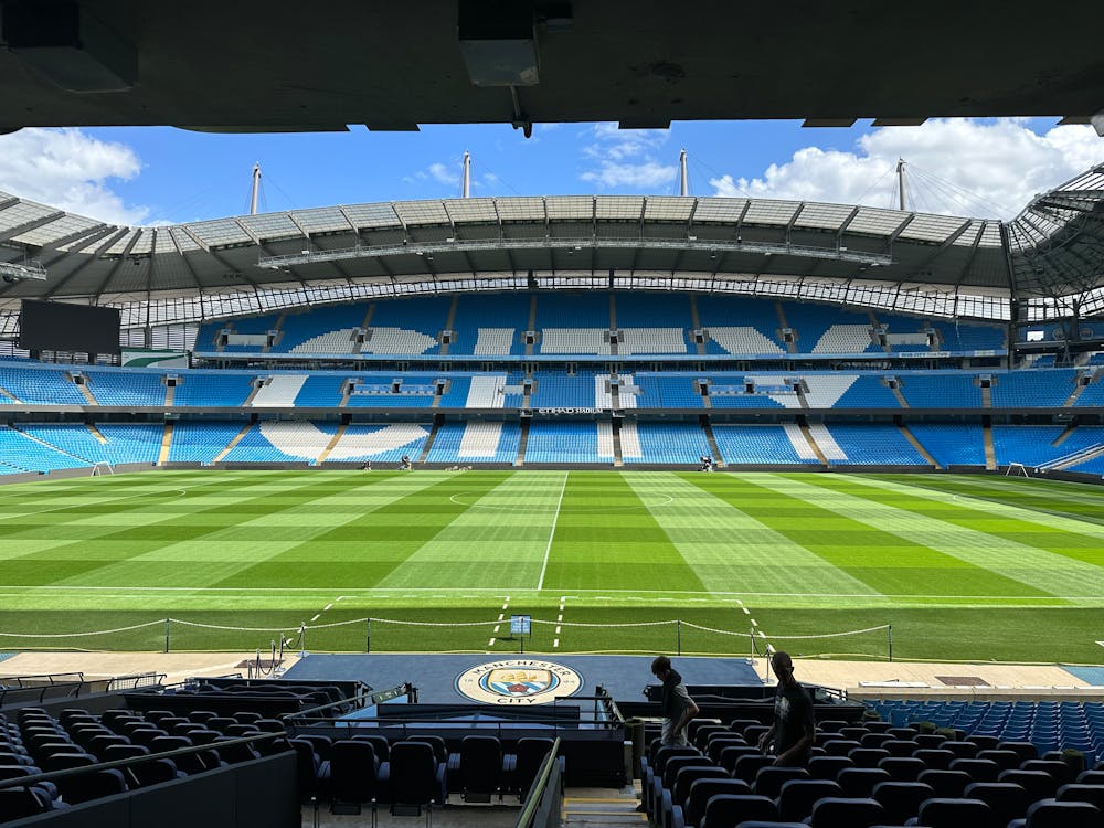 Beleuchtetes Stadion Panorama bei Nacht - Sportwetten Live-Streaming