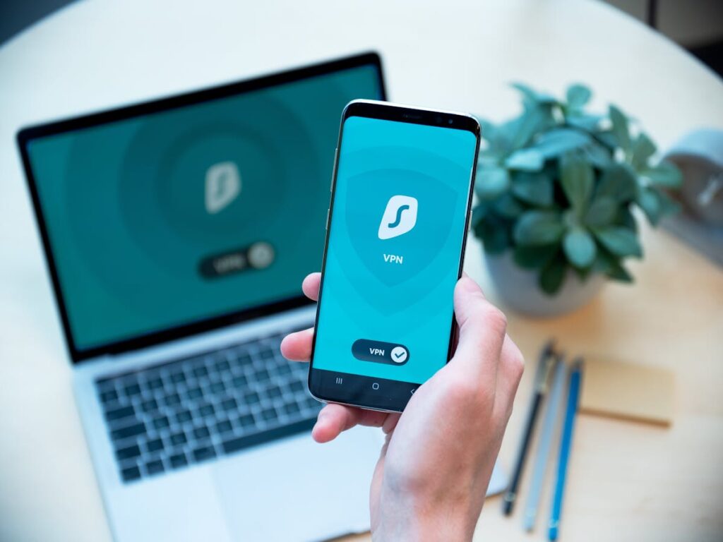 Smartphone mit VPN-App - Online-Sicherheit im Casino