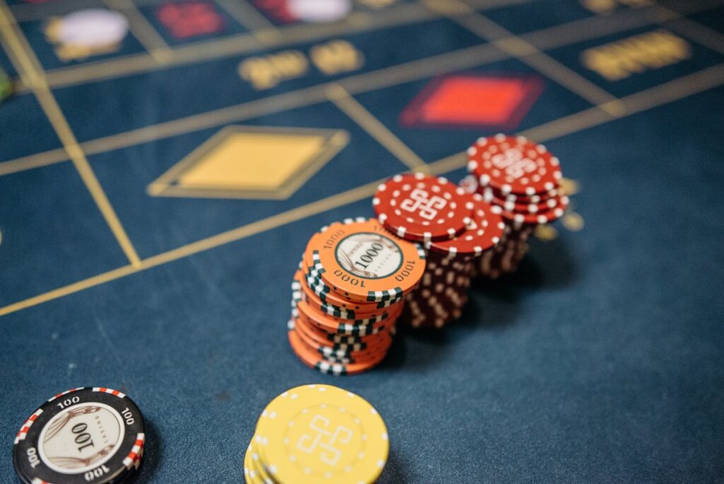 Casino-Chips auf grünem Tisch - Online Casino Vergleich