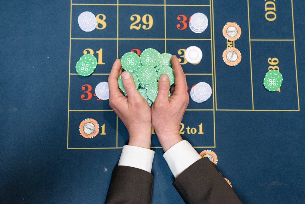 Hände mit Poker-Chips im Anzug - Über mich