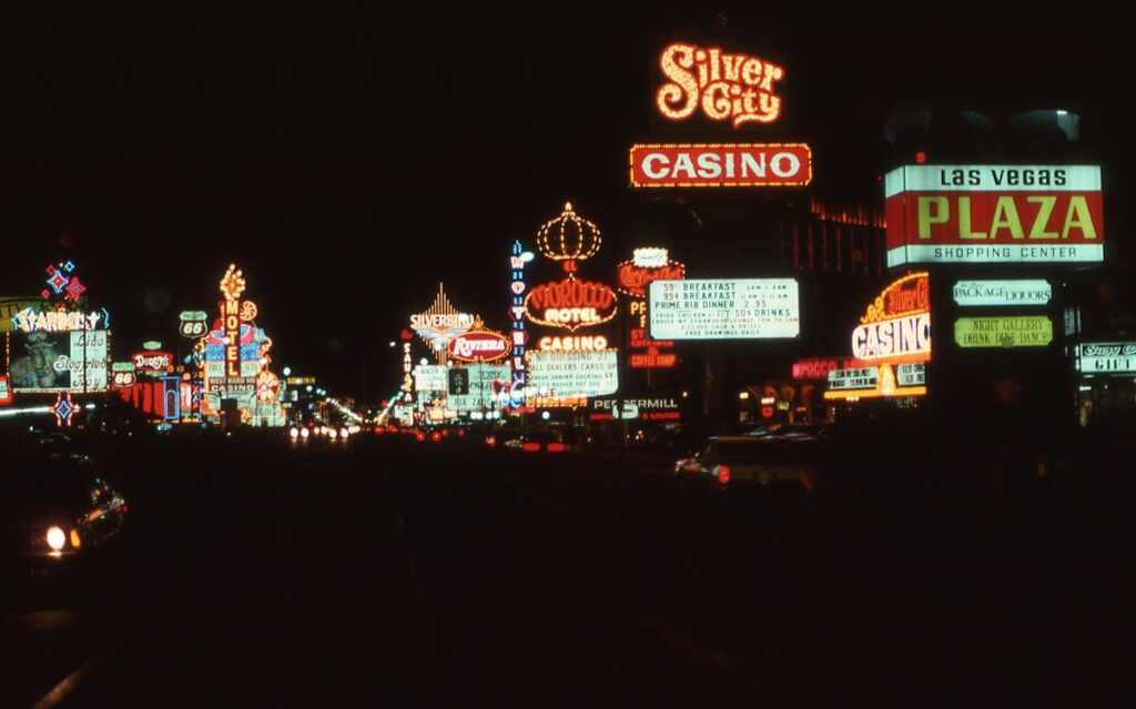 Alte Casino-Leuchtreklame bei Nacht - True Stories